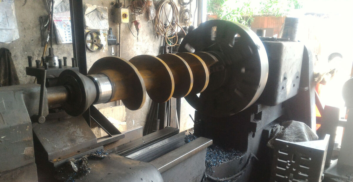 Screw auger shaft with large flights on lathe