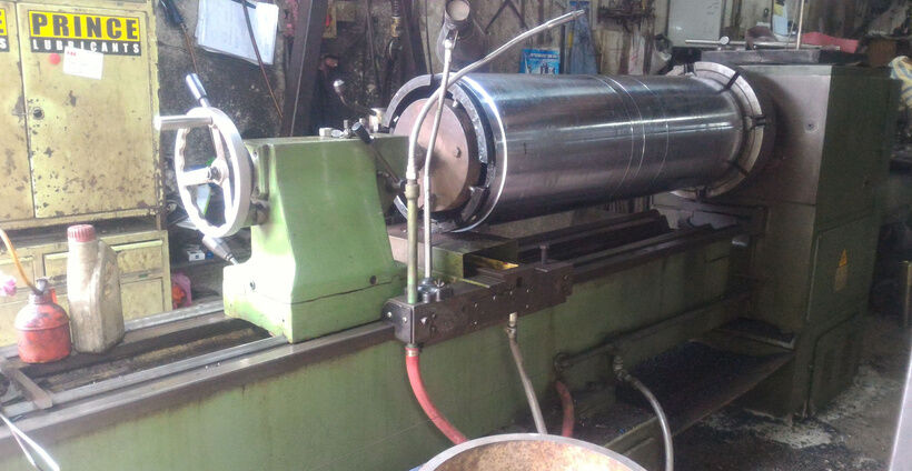 Polished cylinder roller on long-bed lathe