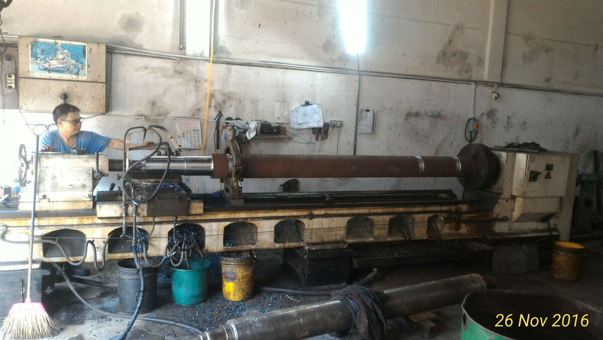 Long-bed lathe machining a roller